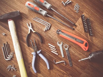 ai工具集合网站工具详情页截图，显示工具评分雷达图、功能标签、免费额度说明、安全认证徽章和用户评价列表