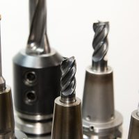 ai工具集合网站编辑「陈砚」的工作头像，暖色台灯下的书桌一角，屏幕上展开着分类标签云图，画面透着沉静的整理感